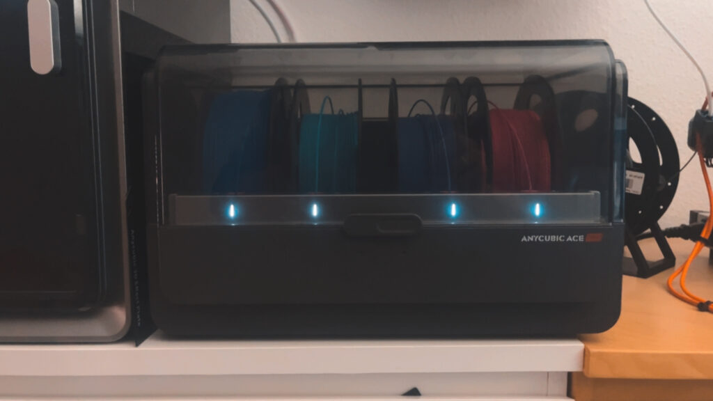 Anycubic ACE Pro Filamentstation mit mehreren PLA-Spulen im 3D-Druck-Arbeitsbereich