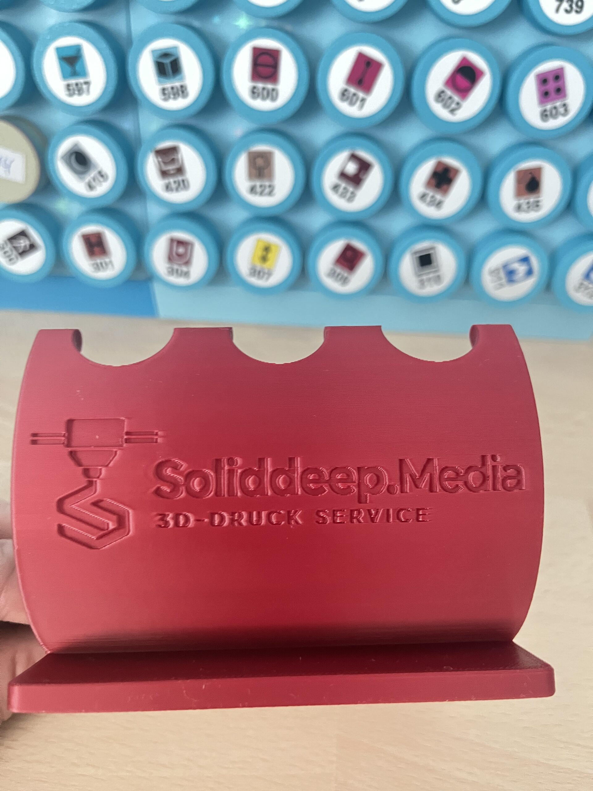 Rückseite des roten Diamond-Painting-Stifthalters mit graviertem Soliddeep.Media-Logo und drei oberen Stiftauflagen.