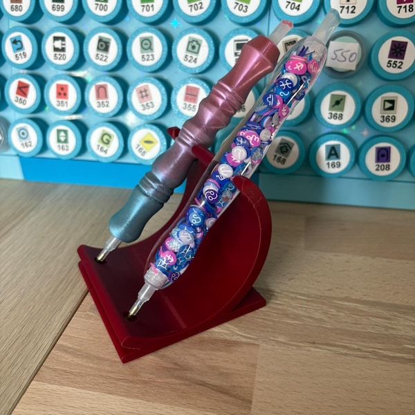 Stifthalter mit zwei Diamond-Painting-Stiften; die abgebildeten Stifte sind nicht enthalten
